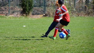 九游体育官网入口-英超球队边路防守压迫与对手传中成功率之间的对比研究，英超顶级边后卫