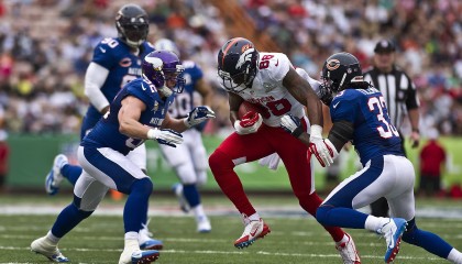 九游ios下载-中后场传球节奏失控是否为比赛崩盘前兆，后场传球没有越位吗