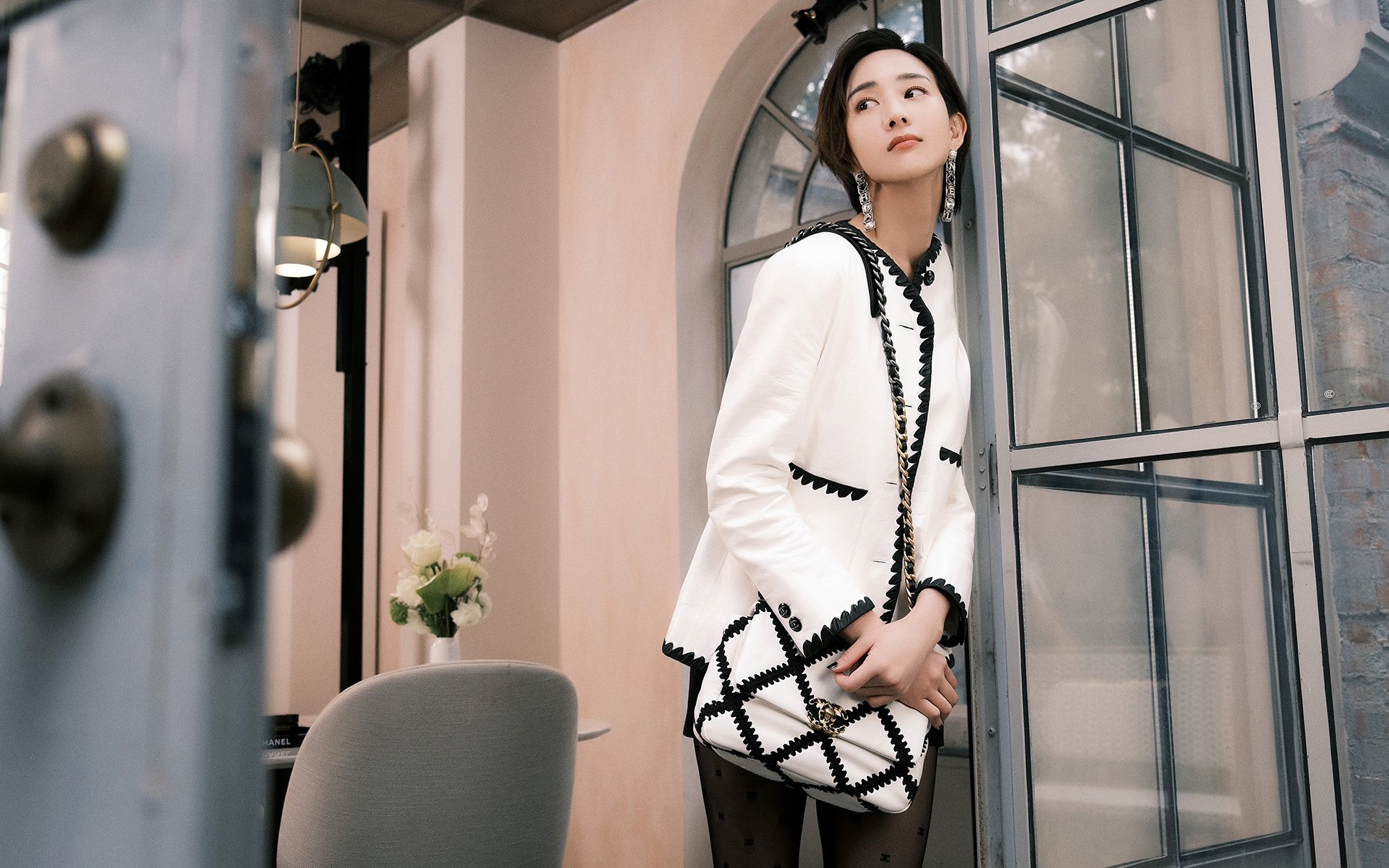 跳水选手转身衔接动作风险控制良好,跳水运动员旋转